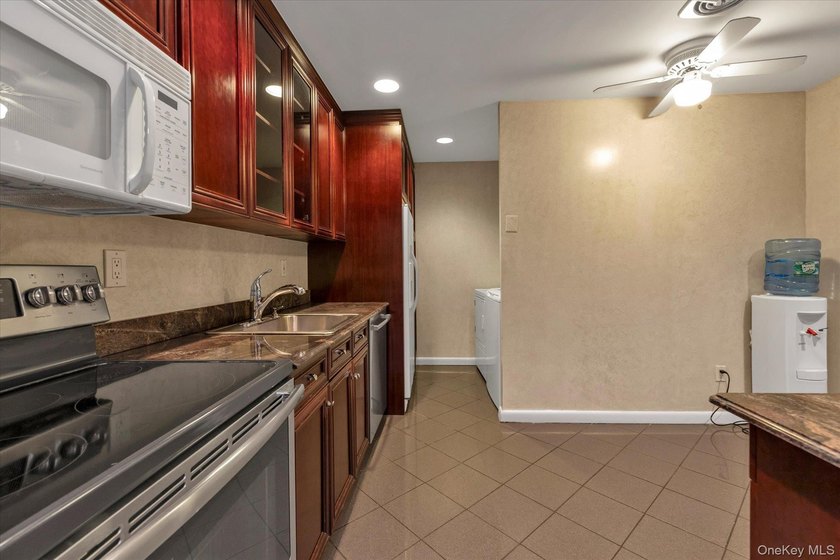Fabulous opportunity to own a Buttonwood model in the highly - photo 9