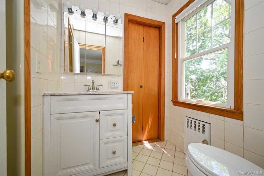 This oversized Gross Morton Colonial sits on one of the - photo 12