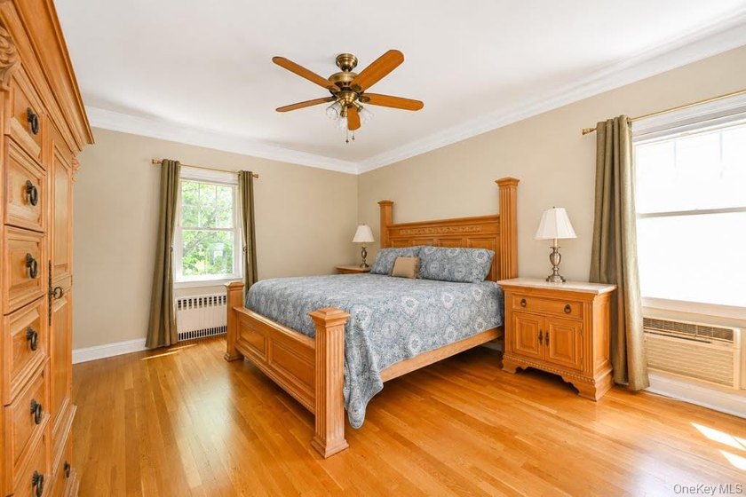 This oversized Gross Morton Colonial sits on one of the - photo 13