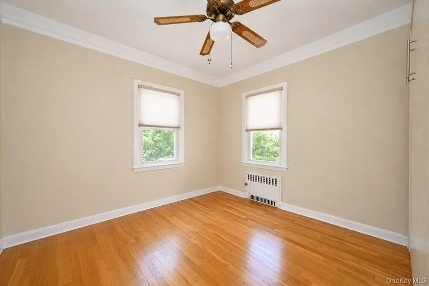 This oversized Gross Morton Colonial sits on one of the - photo 15
