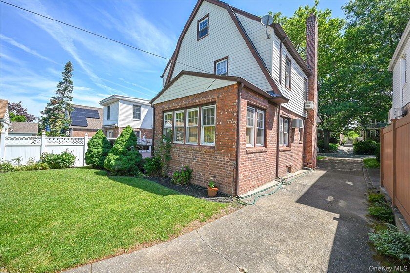 This oversized Gross Morton Colonial sits on one of the - photo 19