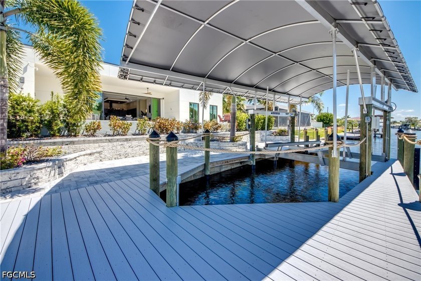 This stunning contemporary waterfront residence in Cape Coral - photo 50
