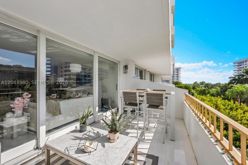 Beautifully remodeled 2-bedroom, 2-bath residence featuring a - photo 15
