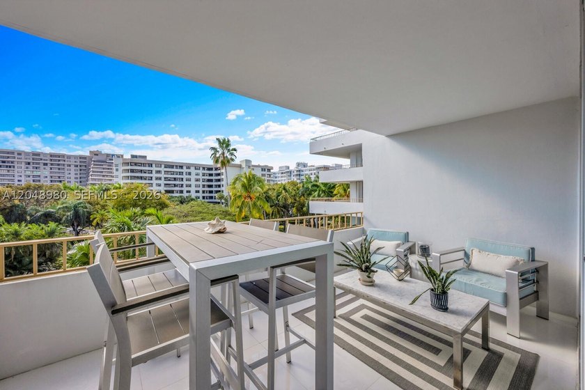 Beautifully remodeled 2-bedroom, 2-bath residence featuring a - photo 16