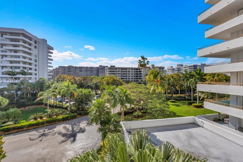 Beautifully remodeled 2-bedroom, 2-bath residence featuring a - photo 18