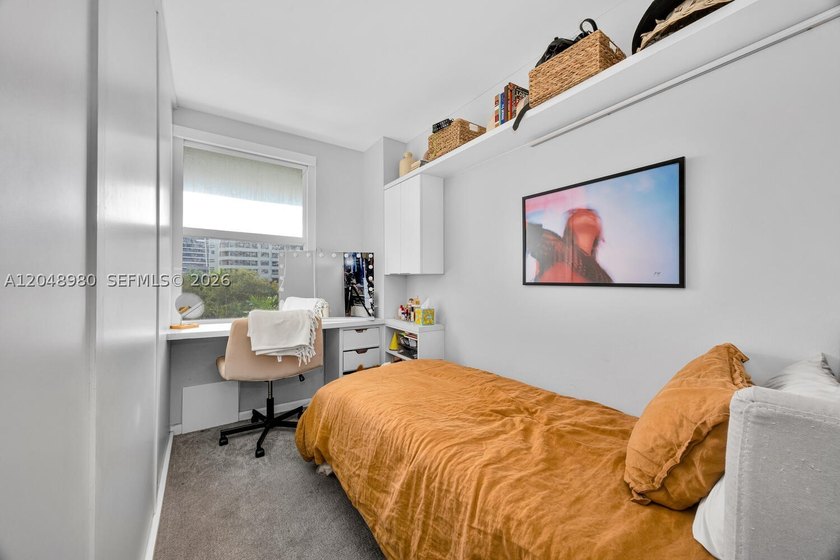 Beautifully remodeled 2-bedroom, 2-bath residence featuring a - photo 27