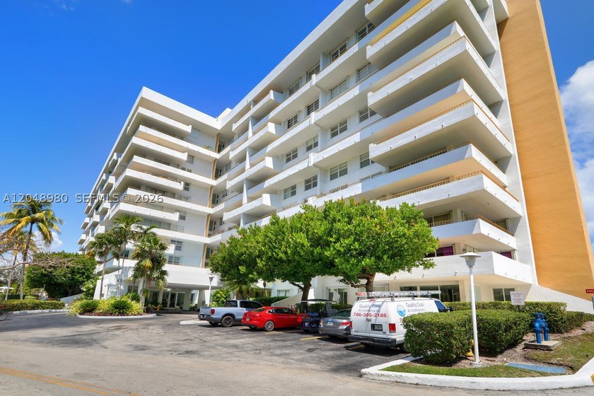 Beautifully remodeled 2-bedroom, 2-bath residence featuring a - photo 41