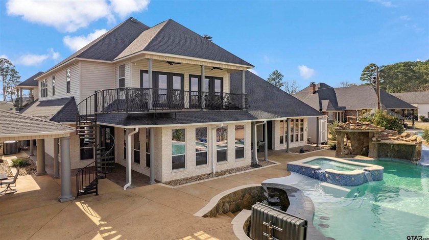 Stunning 5,776 sq.ft. lake-front home on beautifully landscaped - photo 44