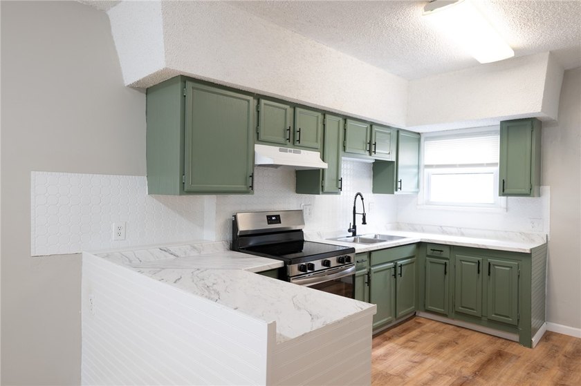 Fully vacant side-by-side duplex with over 2,200 sq ft of living - photo 4