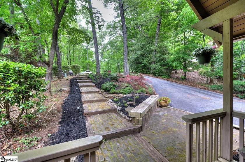 Welcome to your new Keowee Key home! This premium gated - photo 5