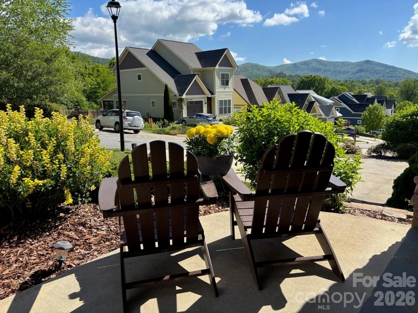 Charming and Spacious, 3 Bed/3 Bath Craftsman Home in Beautiful - photo 4