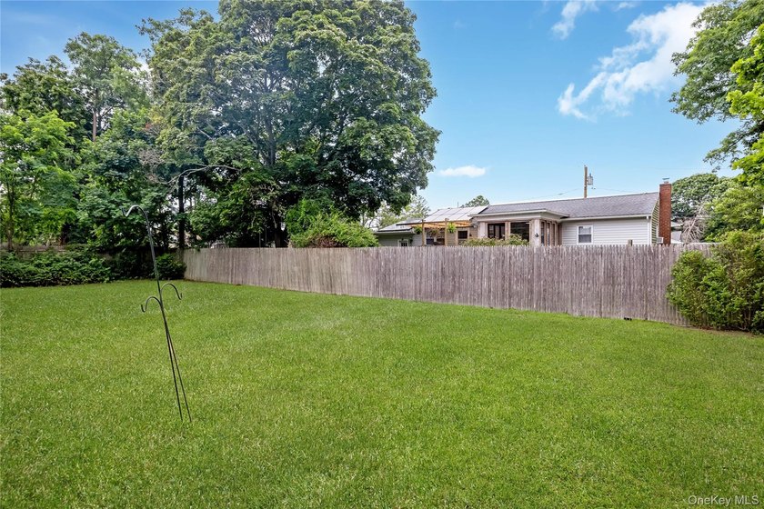 Beautifully Maintained and Updated 2 Bedroom Ranch with Open - photo 22