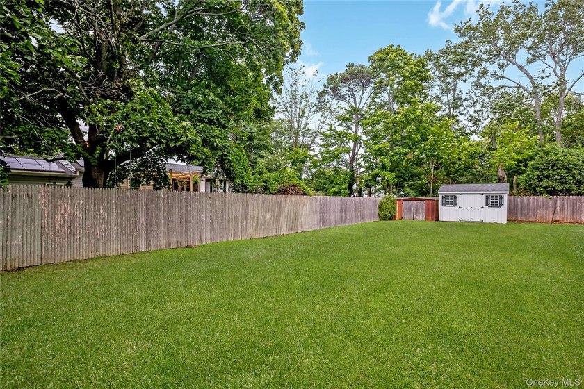 Beautifully Maintained and Updated 2 Bedroom Ranch with Open - photo 23