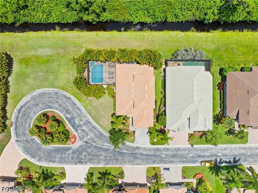Welcome to this beautifully upgraded 4 bedroom + den, 3 bath - photo 46