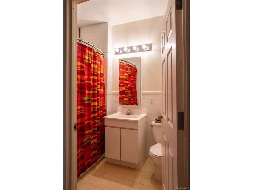 Modern 2BR, 2BA Condo with master bedroom with en suite, located - photo 11