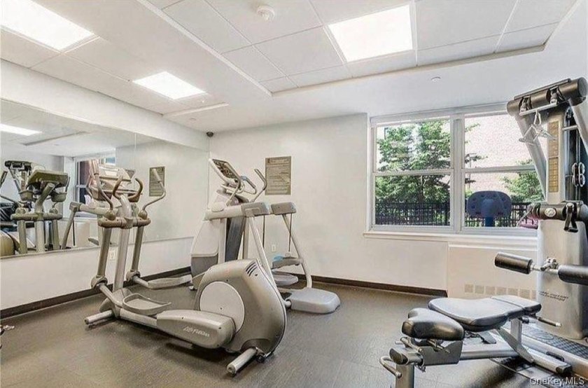 Modern 2BR, 2BA Condo with master bedroom with en suite, located - photo 14
