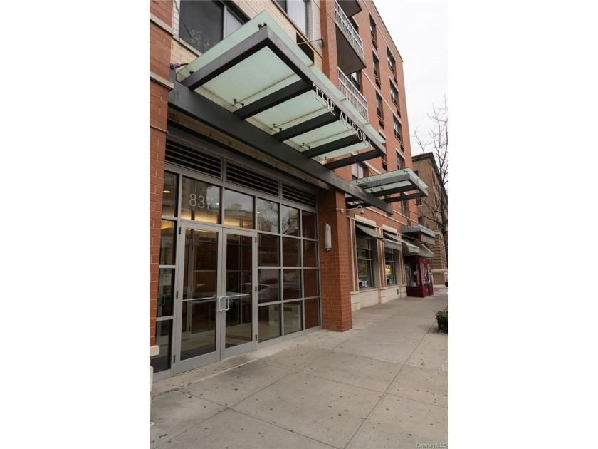 Modern 2BR, 2BA Condo with master bedroom with en suite, located - photo 18