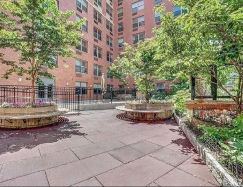 Modern 2BR, 2BA Condo with master bedroom with en suite, located - photo 21