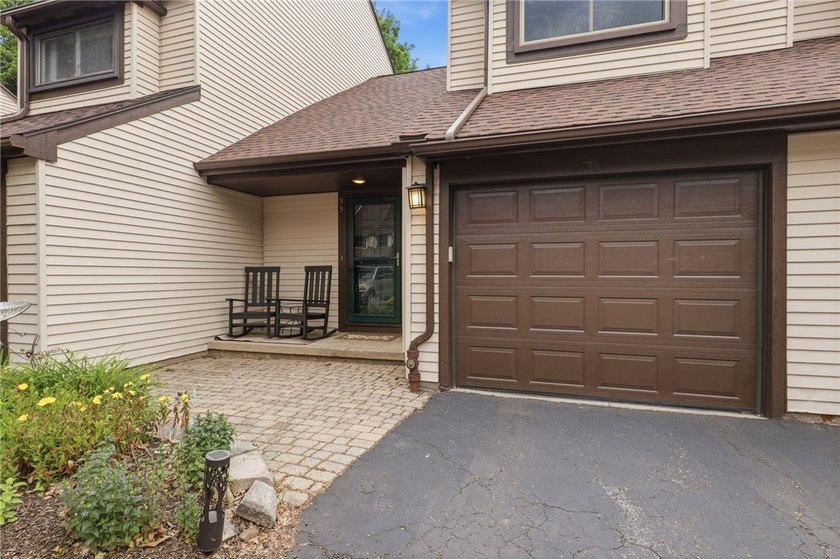 Welcome to 39 Menlo Place! Nestled at the end of a quiet - photo 3
