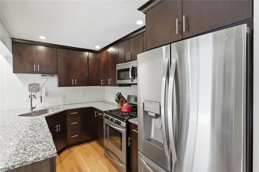 Welcome to 39 Menlo Place! Nestled at the end of a quiet - photo 4