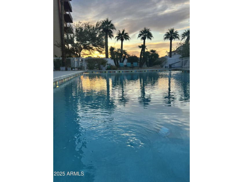 Furnished Uptown Phoenix Luxury Lifestyle! High ceilings give a - photo 31