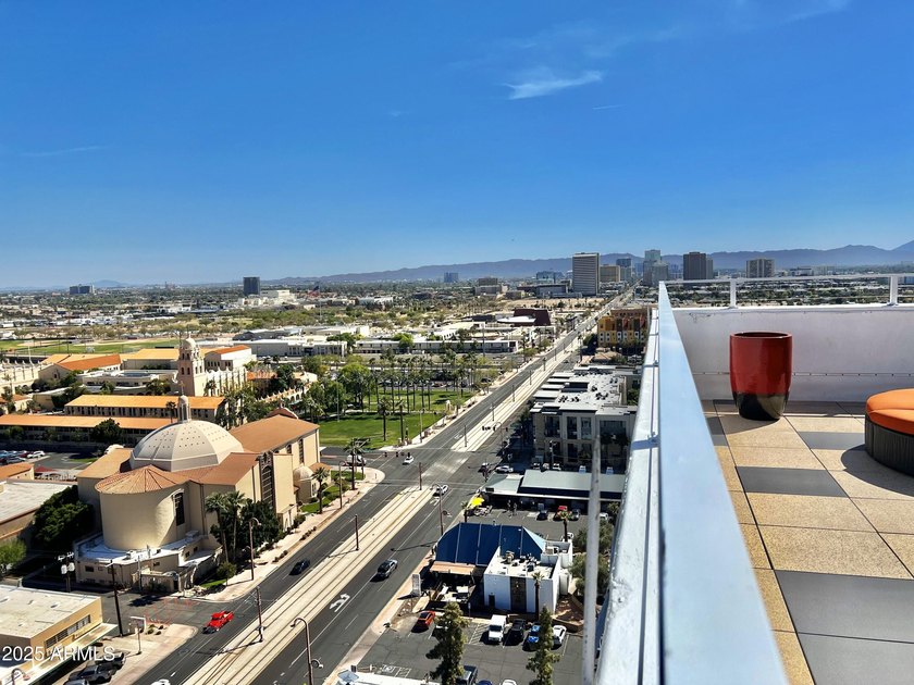 Furnished Uptown Phoenix Luxury Lifestyle! High ceilings give a - photo 42