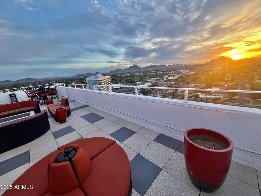 Furnished Uptown Phoenix Luxury Lifestyle! High ceilings give a - photo 45