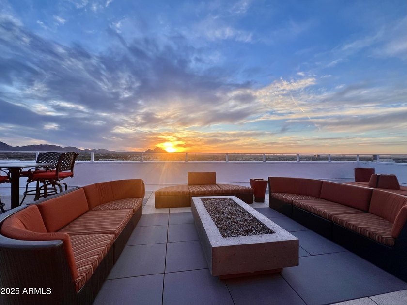 Furnished Uptown Phoenix Luxury Lifestyle! High ceilings give a - photo 46