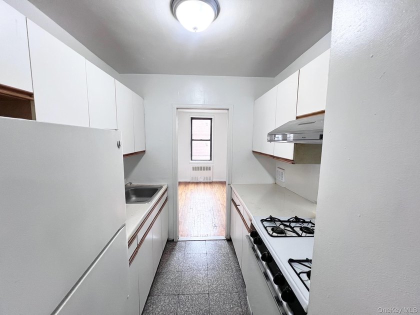 Welcome to this bright and spacious A-line 2-bedroom, 1-bath - photo 14