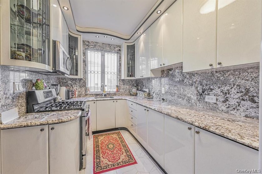 Beautiful brick single-family home in the heart of Forest Hills - photo 6