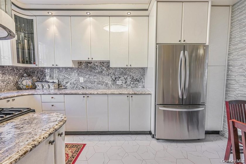 Beautiful brick single-family home in the heart of Forest Hills - photo 7