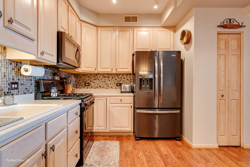 Premium Penthouse unit is a must see! It features vaulted - photo 2