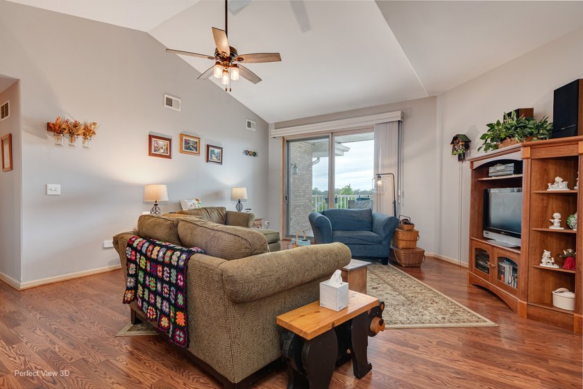Premium Penthouse unit is a must see! It features vaulted - photo 7