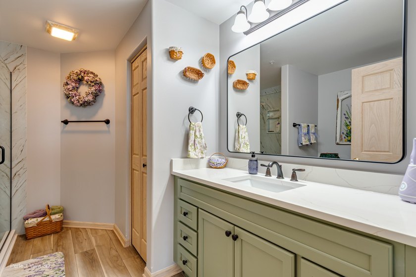 Premium Penthouse unit is a must see! It features vaulted - photo 9