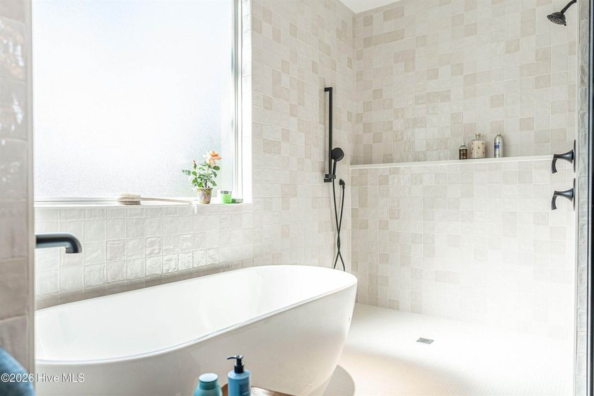 Price improvement! Now offered at $955,000. This impeccably - photo 9