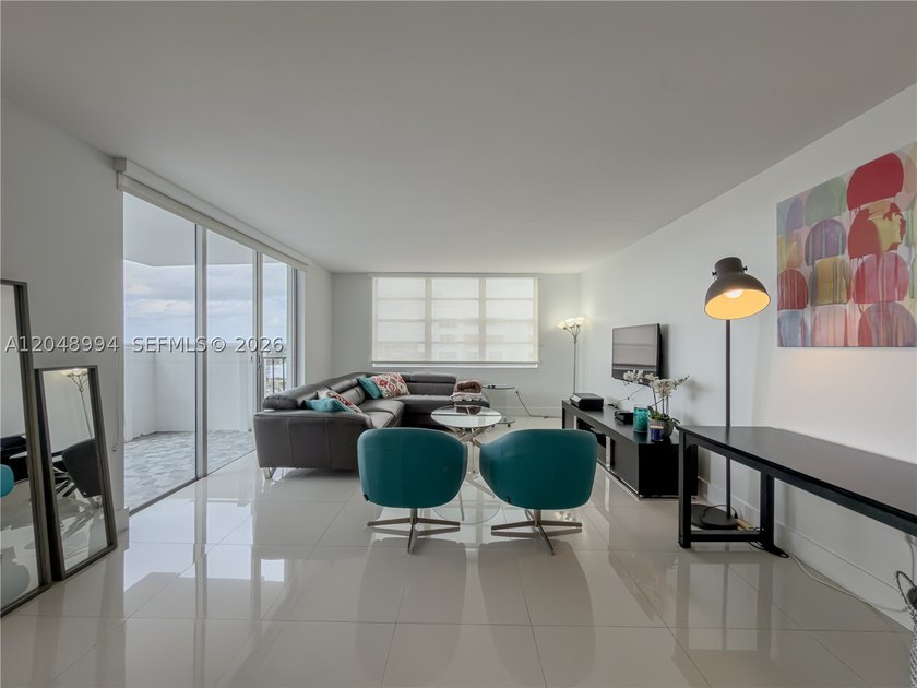Tastefully upgraded TURN-KEY 2 bed / 2 bath condo on the 21st - photo 11