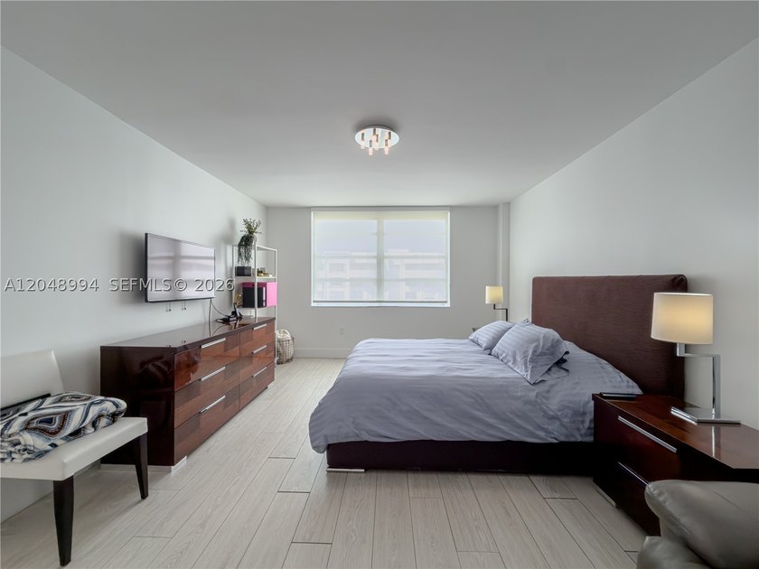 Tastefully upgraded TURN-KEY 2 bed / 2 bath condo on the 21st - photo 17