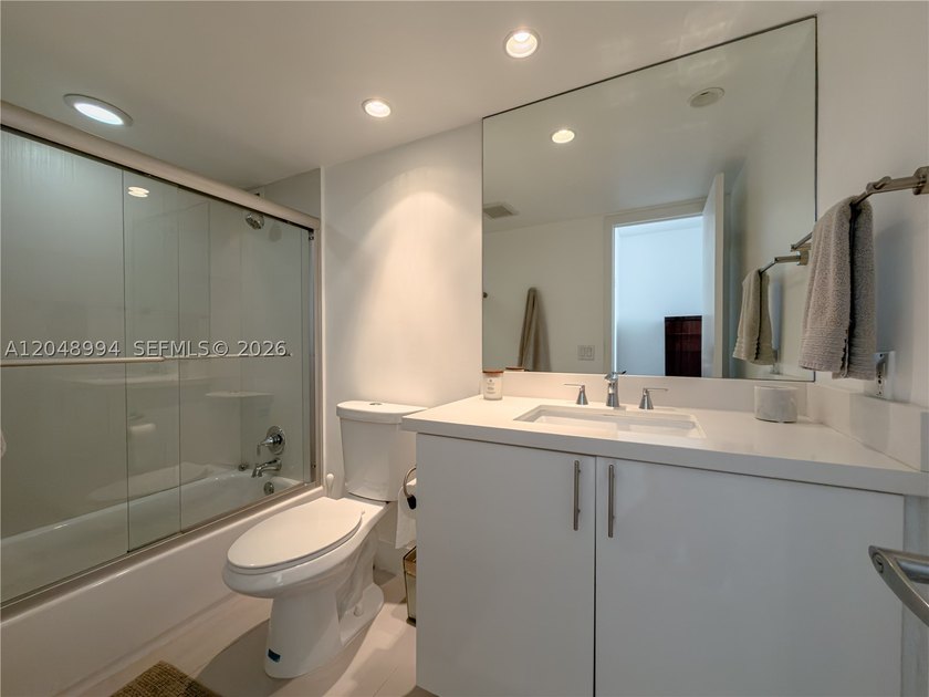 Tastefully upgraded TURN-KEY 2 bed / 2 bath condo on the 21st - photo 24