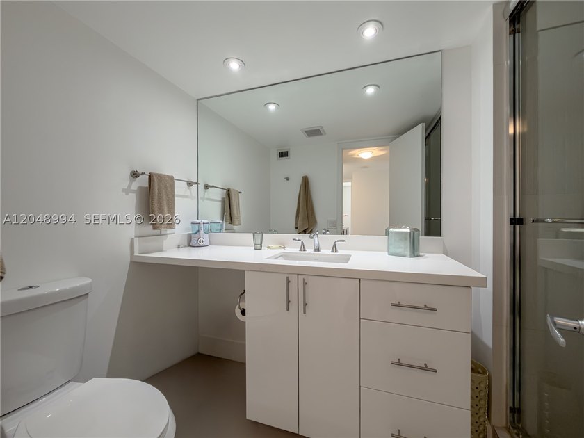 Tastefully upgraded TURN-KEY 2 bed / 2 bath condo on the 21st - photo 25