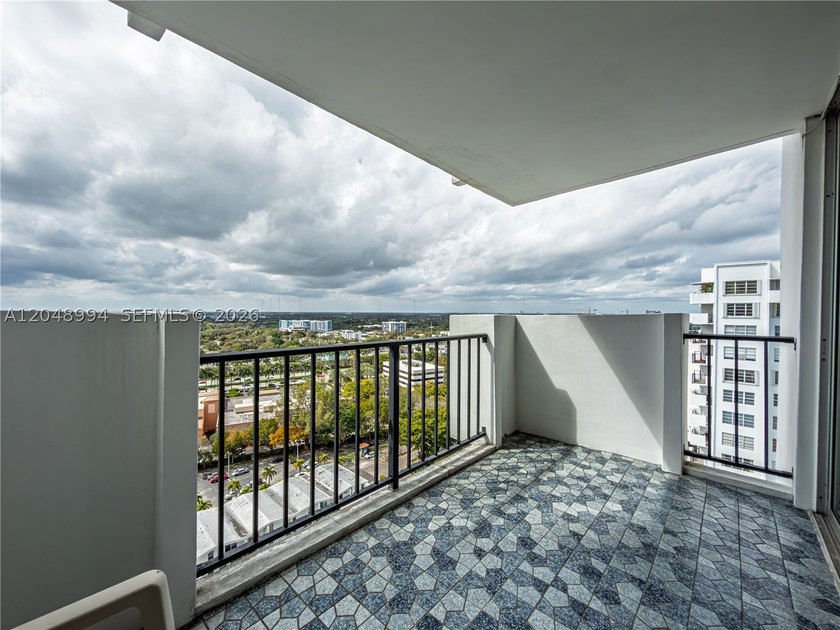 Tastefully upgraded TURN-KEY 2 bed / 2 bath condo on the 21st - photo 32