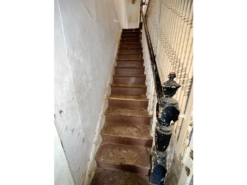 Excellent investment opportunity! Legal triplex featuring three - photo 13