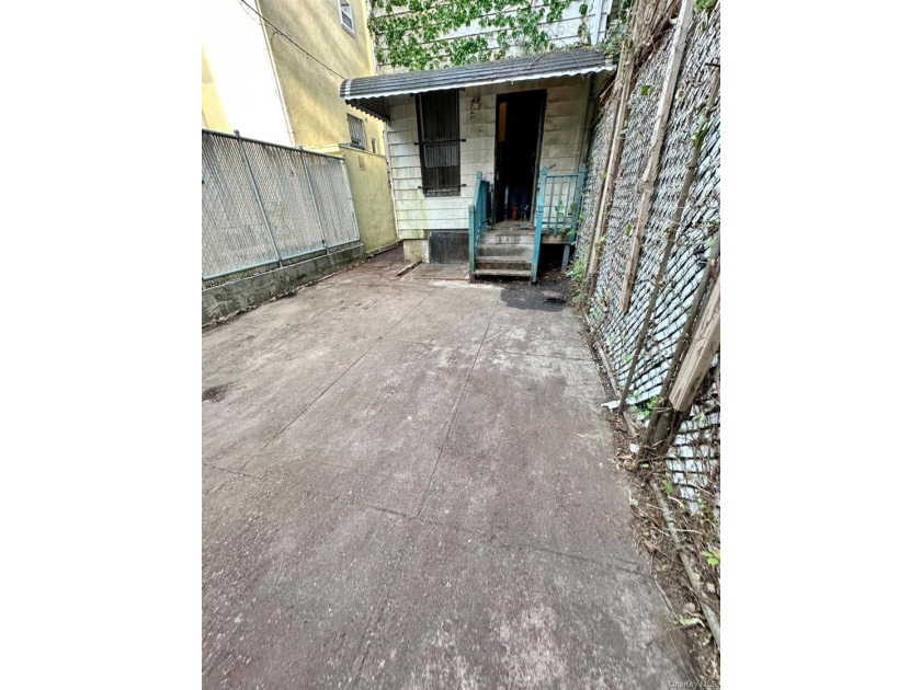Excellent investment opportunity! Legal triplex featuring three - photo 16