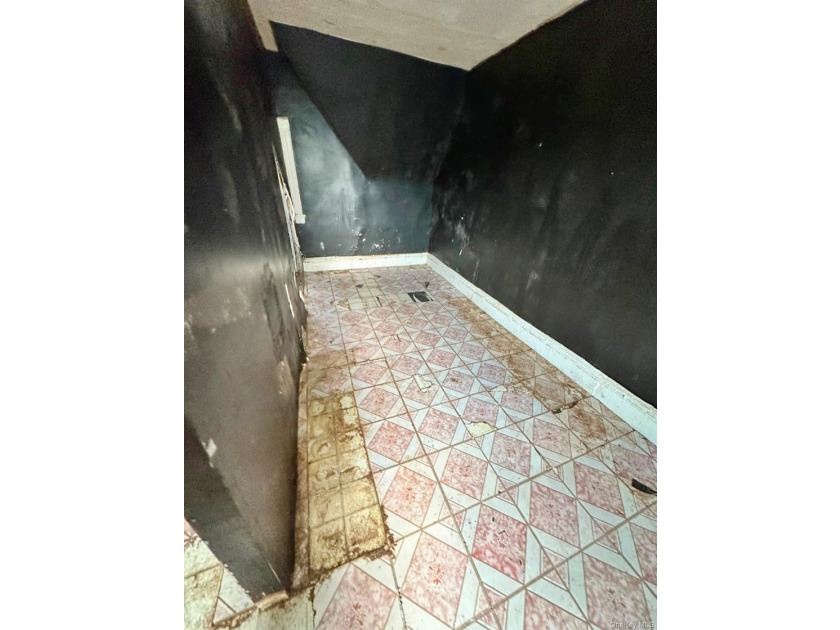 Excellent investment opportunity! Legal triplex featuring three - photo 29