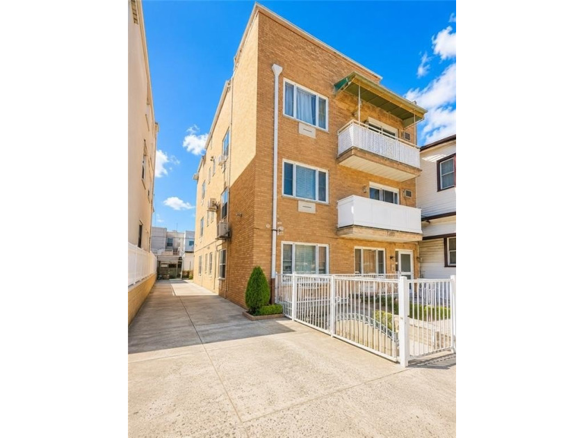 A Cozy &amp; Spacious First-Floor Condo with Basement &amp; Parking in a - photo 3