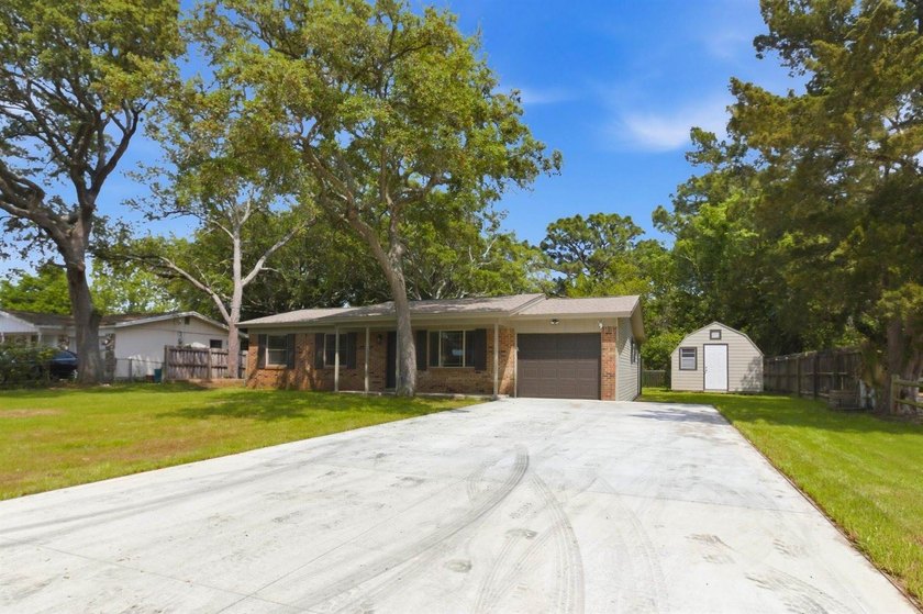Welcome to your new home! This beautifully remodeled brick home - photo 5