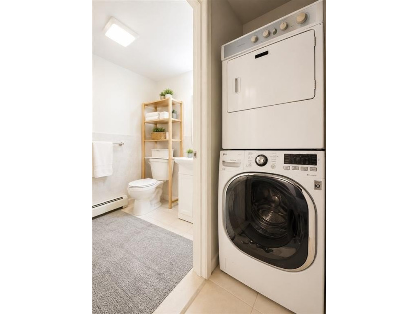 A Cozy &amp; Spacious First-Floor Condo with Basement &amp; Parking in a - photo 7