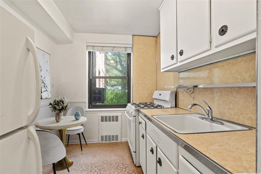 Spacious &amp; Bright 2-Bedroom Co-op at Mitchell Gardens - Freshly - photo 9