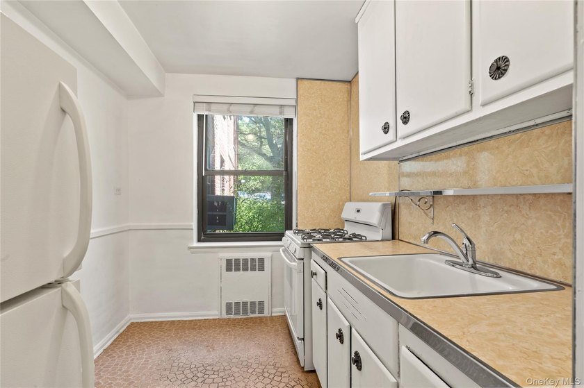 Spacious &amp; Bright 2-Bedroom Co-op at Mitchell Gardens - Freshly - photo 10