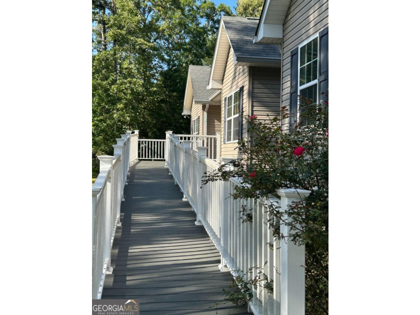 We welcome you to this well-organized traditional styled home - photo 11