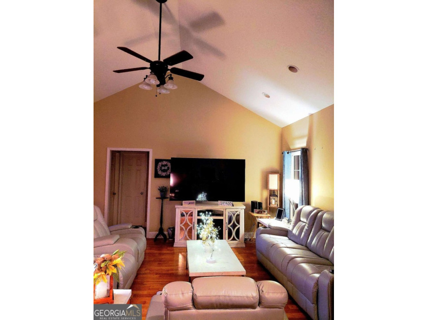 We welcome you to this well-organized traditional styled home - photo 31